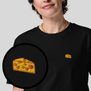 T-shirt brodé fromage en coton bio, style minimaliste, idéal pour les amoureux du fromage et les gourmands. Cadeau parfait pour les gourmets.
