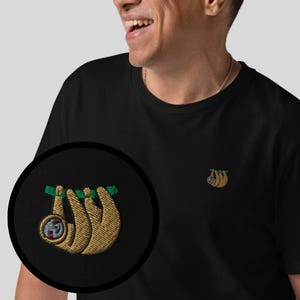 Ekologisk broderad t-shirt med minimalistisk djurmotiv och sloth-motiv