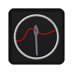 Könnte beinhalten: Gestickter Aufnäher mit einer grauen Nadel und rotem Faden, der durch einen weißen, genähten Kreis verläuft. Das Design befindet sich auf einem schwarzen quadratischen Hintergrund, geeignet für Nähprojekte und Bastelarbeiten.