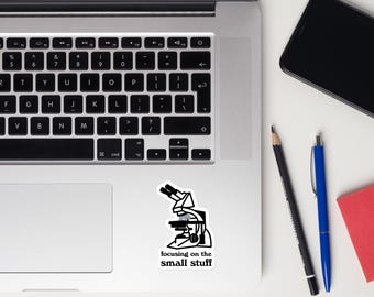 Focus op de sticker kleine dingen, sticker microscoop, vinyl sticker laptop waterfles wetenschap