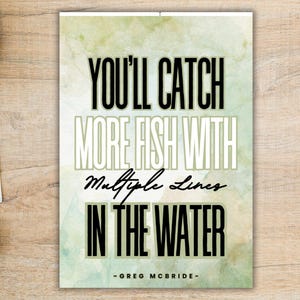 Op de afbeelding: Een motiverende quote op een groene en witte achtergrond. De quote luidt "You'll catch more fish with multiple lines in the water - Greg McBride -"