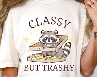 Snygg men skräpig tvättbjörns-T-shirt | Rolig skräppanda-t-shirt i bekväma färger | Pizzadjurströja | Söt tvättbjörnstopp | Udda kläder