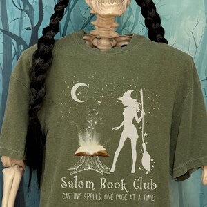 Camiseta del Club de Lectura de Salem, Camiseta de Bruja Amante de los Libros, Camiseta de Bibliotecaria de Halloween, Camiseta de Hechizos, Camiseta con Gráfico de Lector Espeluznante, Camiseta de Colores Cómodos