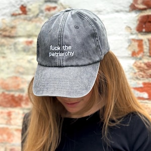 Pet "Fuck the Patriarchy" - Taylor - Roze, Grijs, Zwart - Laag Profiel - Samengesteld door Karma - Merchandise - Cadeau - All Too Well