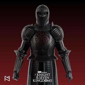 Puede incluir: Armadura de caballero negra con casco, hombreras y guanteletes. La armadura presenta un emblema rojo en el pecho y el texto "A Knight of the Seven Kingdoms" debajo. La armadura es de la serie original de HBO.