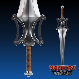 Puede incluir: Dos espadas plateadas con empuñaduras envueltas en cuero marrón. Las espadas tienen un diseño distintivo con una guarda que presenta una forma estilizada. Las hojas están pulidas y reflejan la luz. La imagen incluye el logotipo "Masters of the Universe".