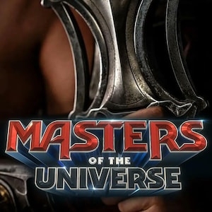 Peut inclure: Gros plan d'une &eacute;p&eacute;e argent&eacute;e avec une garde d&eacute;taill&eacute;e, avec les mots "MASTERS OF THE UNIVERSE" en lettres rouges et bleues. L'&eacute;p&eacute;e est tenue sur un fond sombre.