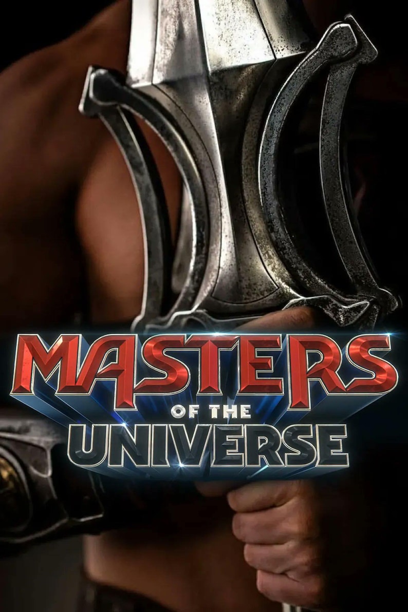 Peut inclure: Gros plan d'une &eacute;p&eacute;e argent&eacute;e avec une garde d&eacute;taill&eacute;e, avec les mots "MASTERS OF THE UNIVERSE" en lettres rouges et bleues. L'&eacute;p&eacute;e est tenue sur un fond sombre.