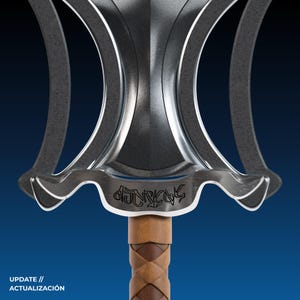 Peut inclure: Gros plan d'une &eacute;p&eacute;e argent&eacute;e et grise avec un manche en cuir marron. L'&eacute;p&eacute;e pr&eacute;sente un design d&eacute;coratif avec des bords incurv&eacute;s et une inscription stylis&eacute;e pr&egrave;s de la poign&eacute;e. Le texte "UPDATE // ACTUALIZACI&Oacute;N" est en bas.