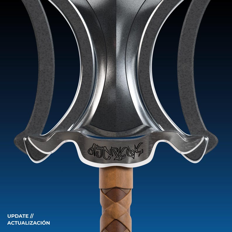 Peut inclure: Gros plan d'une &eacute;p&eacute;e argent&eacute;e et grise avec un manche en cuir marron. L'&eacute;p&eacute;e pr&eacute;sente un design d&eacute;coratif avec des bords incurv&eacute;s et une inscription stylis&eacute;e pr&egrave;s de la poign&eacute;e. Le texte "UPDATE // ACTUALIZACI&Oacute;N" est en bas.