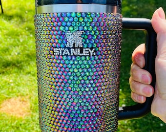 Copo Stanley personalizado de 1,18 litro (40 oz) feito sob encomenda com strass e glitter Swarovski.