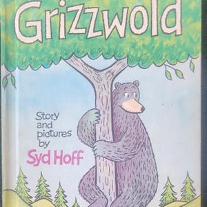 Puede incluir: Una portada de libro infantil con el título "Grizzwold" en letras verdes. La portada presenta una ilustración de dibujos animados de un oso gris abrazando un tronco de árbol. El texto "Story and pictures by Syd Hoff" está impreso debajo de la ilustración.