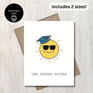 Um grau mais quente - Cartão de formatura para impressão para estudantes universitários e universitários - Cartão de formatura engraçado - Sol com óculos de sol
