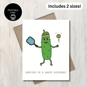 Servindo um Feliz Aniversário - Cartão de Aniversário de Pickleball para Imprimir - Pickleball Fofo Jogando Pickleball - Cartão Engraçado para Jogadores de Pickleball