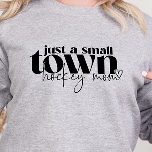 Juste une petite ville Hockey maman SVG, petite ville, hockey maman chemise, hockey SVG, mode maman, maman sportive, hockey sur glace SVG, saison de hockey PNG