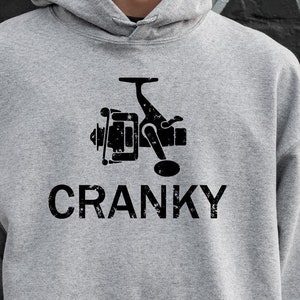 Cranky SVG, carrete de pesca Cranky, camiseta divertida de pescador, carrete de pesca, camiseta divertida de pesca, camiseta Cranky, preferiría estar pescando