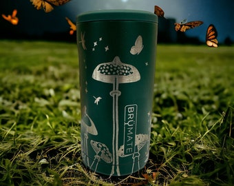 Porta latas delgado brumate con temática de hongos