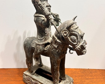 Afrikaanse Benin bronzen sculptuur van een man op een paard
