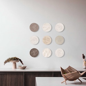 Escultura de pared redonda 3D - Juego de 9 piezas, adornos de pared beige, marrón y verde oliva, arte de pared Wabi Sabi original y único hecho a mano.