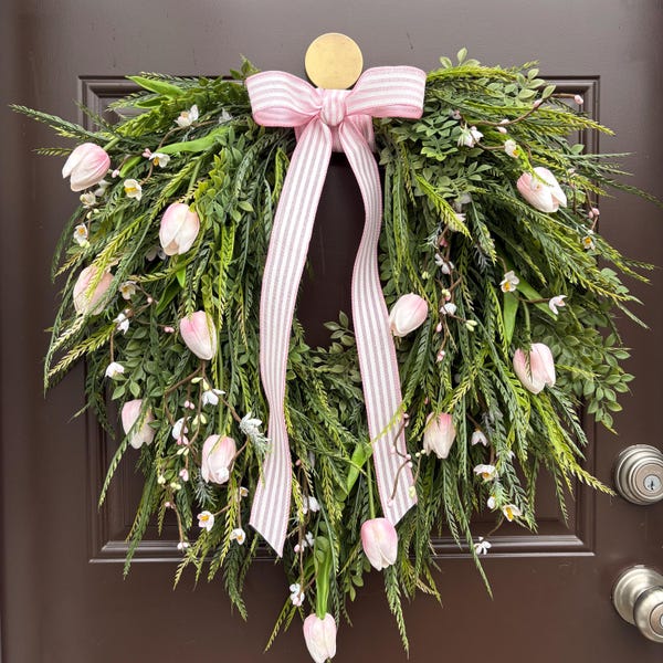 Elegante corona de tulipanes primaverales para puerta de entrada, decoración de porche de Pascua