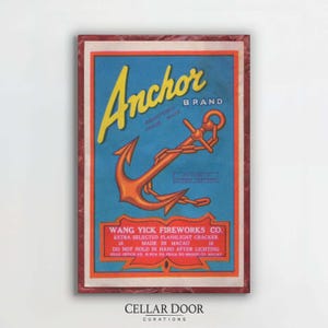Könnte beinhalten: Vintage Werbung für Anchor Brand Feuerwerk. Das Bild zeigt einen orangefarbenen Anker und eine Kette auf blauem Hintergrund. Der Text "Anchor Brand" ist gelb. Der untere Teil des Bildes enthält Text von Wang Yick Fireworks Co.