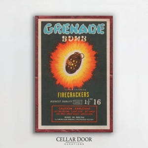 Könnte beinhalten: Vintage-Druck mit einer Granatenillustration und dem Text "GRENADE BOMB" in Blau. Er zeigt "SUPER CHARGED FIRECRACKERS" und Sicherheitshinweise. Der Druck misst etwa 3,8 cm x 2,7 cm.