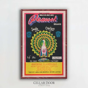 Könnte beinhalten: Vintage Peacock Brand Smoke Crackers Etikett. Das Etikett zeigt eine Pfau-Illustration mit farbenfrohem Schwanz auf schwarzem Hintergrund. Der Text enthält "Warning Flammable" und "Made in Macau".