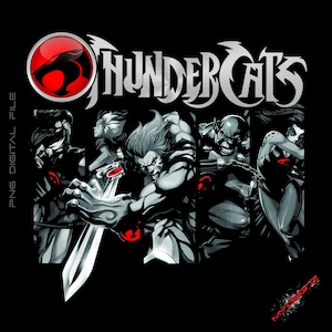 Puede incluir: Diseño gráfico en blanco y negro con personajes de la serie de dibujos animados Thundercats. El logotipo de Thundercats está en la parte superior, con el texto "PNG DIGITAL FILE" en el lado izquierdo. La imagen tiene una combinación de colores rojo y blanco.