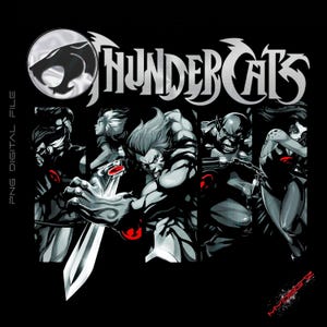 Puede incluir: Gráfico en blanco y negro con el logotipo y los personajes de ThunderCats. El logotipo es plateado, con los personajes en tonos grises y acentos rojos. La imagen incluye el texto "PNG DIGITAL FILE".