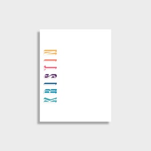 Peut inclure: Impression rectangulaire blanche avec le nom "KRISTIN" empilé verticalement en lettres colorées de style 3D. Les lettres passent du bleu sarcelle au bleu, rose, orange et jaune.