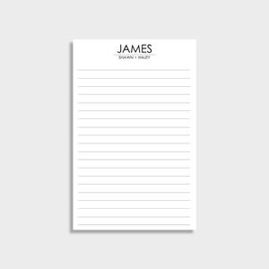 Pode incluir: Um bloco de notas branco com linhas horizontais cinzentas. A palavra "JAMES" está impressa em negrito, em preto no topo, com "SHAWN + HALEY" por baixo numa fonte menor. O bloco de notas é retangular.