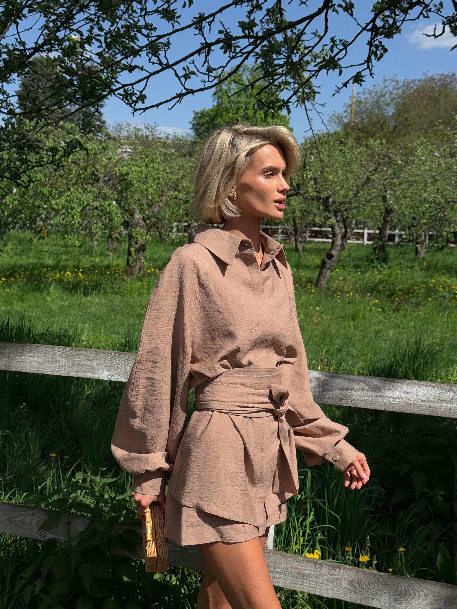 Conjunto de lino de tres piezas: camisa larga, pantalones cortos de cintura alta y cinturón tipo corsé. Traje de verano cómodo y elegante.