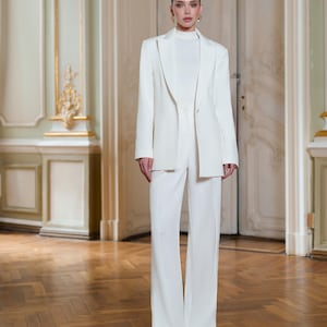 Timeless Women&#39;s Trouser Suit: Elegant Long Blazer & Straight-Cut Pants Set in High-Quality Crepe