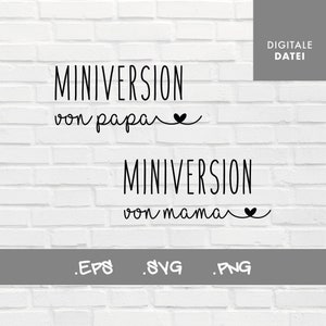 May include: Digital file download of two black and white text designs on a white brick background. The text reads "Miniversion von papa" and "Miniversion von mama" with a small heart symbol at the end of each phrase. The text is in a handwritten font. The file formats are listed below the text: .EPS, .SVG, .PNG.