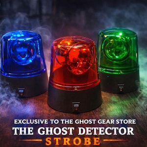 Op de afbeelding: Drie stroboscooplampen met blauwe, rode en groene lenzen. De lampen staan op zwarte voetstukken met een schakelaar. De tekst "THE GHOST DETECTOR STROBE" staat onderaan de afbeelding.
