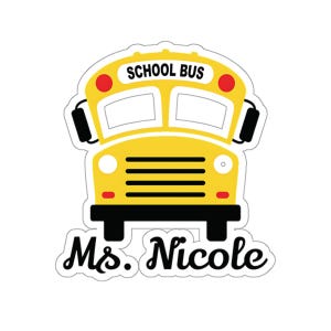 Könnte beinhalten: Ein gelber Schulbus-Aufkleber mit den Worten „SCHOOL BUS“ oben. Der Aufkleber enthält auch den Namen „Ms. Nicole“ in einer kursiven Schrift unten. Der Bus hat schwarze Räder und Scheinwerfer.