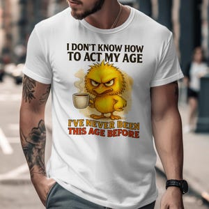 面白いコーヒー愛好家シャツ、風変わりなアヒルのグラフィックTシャツ、ユニークな年齢のユーモアTシャツ、かわいい漫画Tシャツ、楽しいユニセックスTシャツギフト、カジュアルウェア
