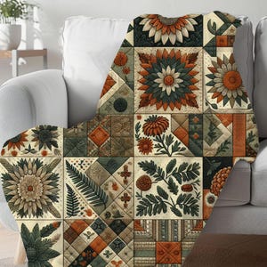 Könnte beinhalten: Eine dekorative Tagesdecke mit einem Patchwork-Design mit floralen und geometrischen Mustern in Orange, Grün und Creme. Die Decke ist über ein weißes Sofa drapiert und zeigt ihre komplizierten Details und ihre warme Farbpalette.