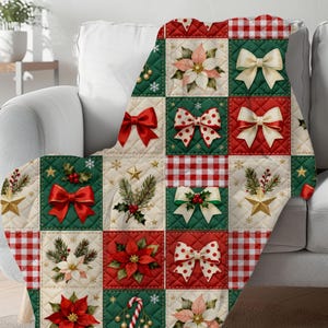 Puede incluir: Una manta navideña con un diseño de patchwork. La manta presenta cuadrados con lazos, flores de Pascua, estrellas y acebo. Los colores incluyen rojo, verde, crema y dorado. La manta está sobre un sofá blanco.