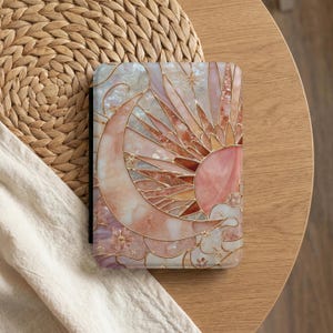 Capa para Kindle de 7 polegadas com estampa de vitral celestial e alça - Presente perfeito para amantes de livros.