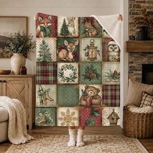 Könnte beinhalten: Eine Plüschdecke mit einem Patchwork-Design aus weihnachtlichen Illustrationen, darunter ein Fuchs, ein Hase, ein Eichhörnchen, ein Reh, eine Eule, ein Bär, Tannenbäume, eine Laterne, ein Kranz, Tannenzapfen, Schlittschuhe, eine Schneeflocke und ein Vogelhaus.