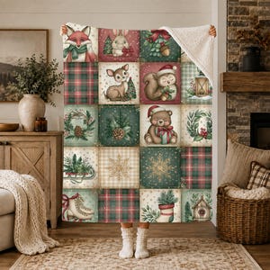 Könnte beinhalten: Eine Plüschdecke mit einem Patchwork-Design aus weihnachtlichen Illustrationen, darunter ein Fuchs, ein Reh, eine Eule, ein Bär, Schneeflocken, Tannenzapfen und Schlittschuhe in Rot-, Grün- und Cremetönen mit einem weißen Sherpa-Fleece-Futter.
