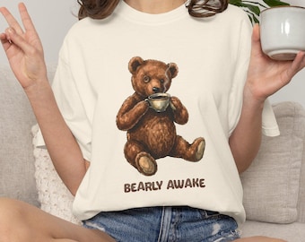 Bearly Awake Bär Illustration T-Shirt | Schläfriges Kaffee-Bär-T-Shirt