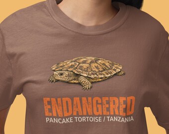 Maglietta con tartaruga pancake, maglietta con grafica di un rettile in via di estinzione in Tanzania / Conservazione degli animali