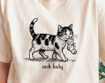 Sock Baby Kätzchen Illustration T-Shirt | Katze mit Sock Grafik
