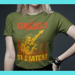 Puede incluir: Una camiseta verde con un estampado gráfico de una guitarra eléctrica amarilla y el texto "RAW GRUNGE 91 SEATTLE".