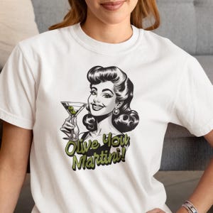 Vintage vrouw die martini drinkt, Olive You Martini T-shirt uniseks kledingstuk, retro grafisch T-shirt, grappig cocktailshirt, Olive Love