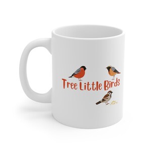 Op de afbeelding: Witte keramische mok met een illustratie van een rode, oranje en grijze vogel en de tekst "Tree Little Birds".