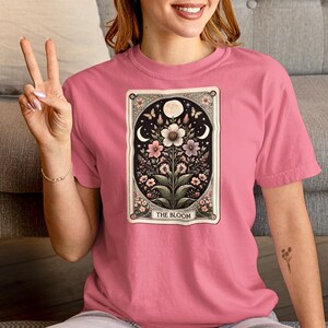 Camiseta unisex con la carta del tarot "The Bloom", camiseta con flores silvestres y luna, camiseta gráfica mística, top bohemio, regalo para amantes de las brujas.