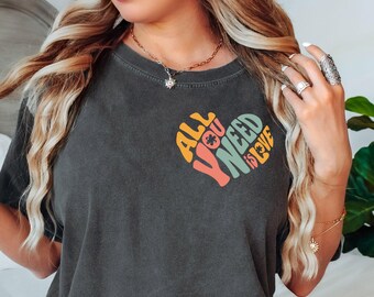Alles was du brauchst ist Liebe Shirt: Comfort Colors Retro Graphic Tee